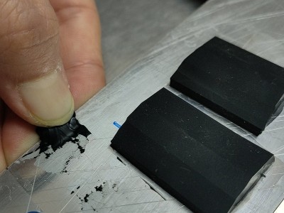 金屬與橡膠用什么膠水？聚力快干膠解決轉(zhuǎn)運(yùn)設(shè)備粘接難題