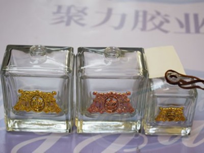 玻璃粘金屬膠水案例，聚力膠水無氣味不發(fā)白耐老化符合環(huán)保標(biāo)準(zhǔn)